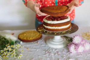 Бисквитный торт с фруктовой начинкой - фото шаг 7