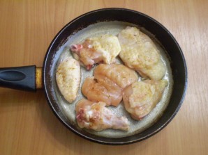 Жареная курица кусочками на сковороде - фото шаг 3