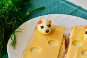 Бутерброды "Мышки на сыре" - фото шаг 6