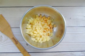 Салат с ананасами, сыром и яйцами - фото шаг 3