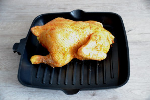 Курица фаршированная перловкой в духовке - фото шаг 10