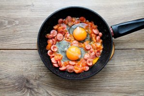 Яичница с сосисками и помидорами - фото шаг 4