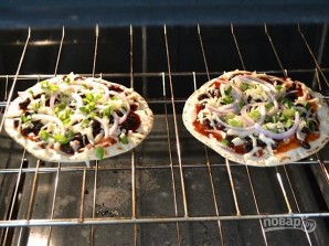 Мини-пицца из тортильи - фото шаг 6