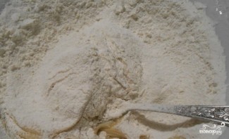 Песочный пирог с меренгой и вишней - фото шаг 3