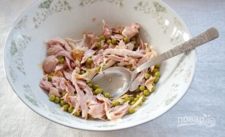 Салат с куриной копченой грудкой простой - фото шаг 4