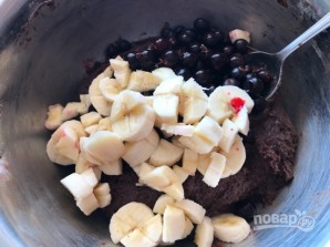 Шоколадные кексы с бананом и черной смородиной - фото шаг 5