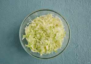 Салат из капусты, редиса и огурца - фото шаг 2