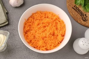 Салат из морковки с чесноком и майонезом - фото шаг 2