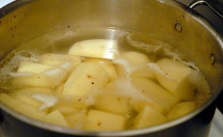 Картошка кусочками в духовке - фото шаг 1