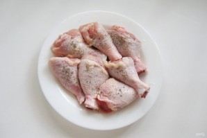 Куриные голени с картофелем и луком в духовке - фото шаг 1