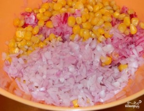 Салат с редиской и кукурузой - фото шаг 2