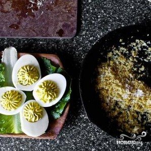 Салат с фаршированными яйцами - фото шаг 5