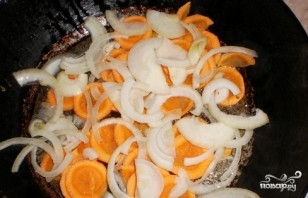 Горбуша с морковью и луком - фото шаг 4