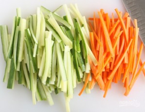 Вкусный салат из крабовых палочек с овощами - фото шаг 2