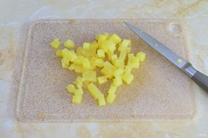 Салат с копчёной курицей и ананасами - фото шаг 3