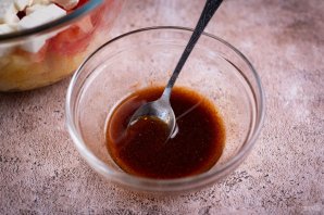 Салат с сыром, ананасом и помидорами - фото шаг 8