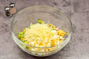 Крабовый салат с сыром и маслинами - фото шаг 5