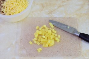 Салат с копченой курицей, ананасом, сыром и кукурузой - фото шаг 5