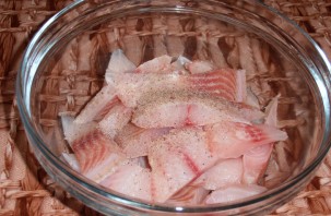Рыба в сметане на сковороде - фото шаг 1
