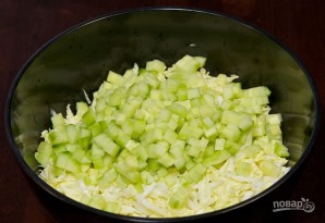 Салат с кукурузой и крабовыми палочками - фото шаг 2