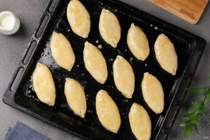 Пирожки на кефире в духовке без дрожжей - фото шаг 10
