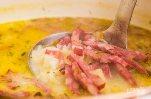 Горячий сырный суп с колбасой - фото шаг 9