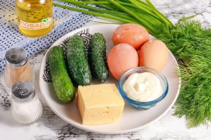 Салат с яйцом, огурцом, зелёным луком и сыром - фото шаг 1
