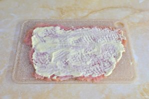 Рулетики из индейки в духовке с начинкой - фото шаг 3