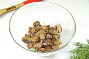 Салат с грибами и крабовыми палочками - фото шаг 3
