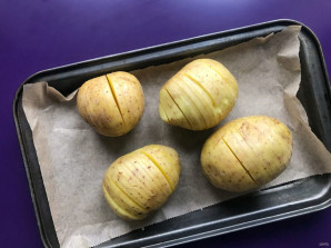 Картошка-гармошка с чесночным маринадом "Махеев" и сыром - фото шаг 2