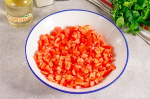 Салат с помидорами, брынзой и базиликом - фото шаг 2