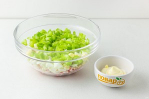 Крабовый салат с сельдереем - фото шаг 3