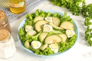 Салат с копчёной рыбой и авокадо - фото шаг 2