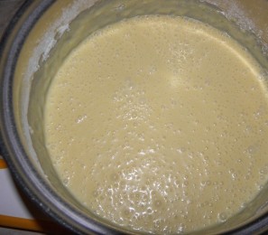 Бисквитное тесто со сгущенкой - фото шаг 1