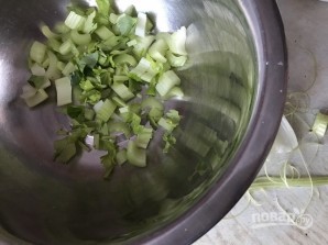 Салат из сельдерея с черносливом - фото шаг 2