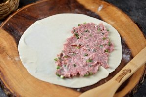 Чебуреки с мясом на сковороде - фото шаг 8