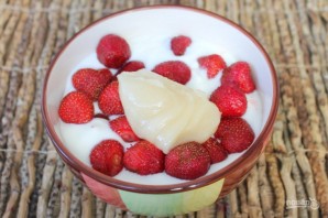 Коктейль на основе домашнего йогурта с клубникой и медом - фото шаг 4