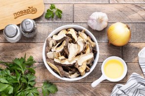 Грибы сушеные жареные - фото шаг 1