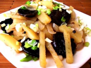Картофель, тушенный с черносливом - фото шаг 3