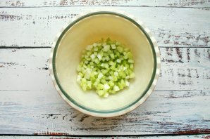 Салат с сельдереем и тунцом - фото шаг 2