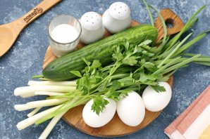 Весенний салат с огурцом и яйцом - фото шаг 1
