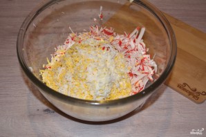 Новогодний салат "Снежки" из крабовых палочек - фото шаг 4
