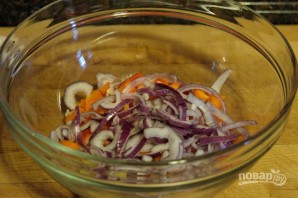 Салат из овощей с сухариками - фото шаг 3