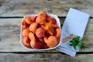 Консервация абрикосов дольками - фото шаг 2