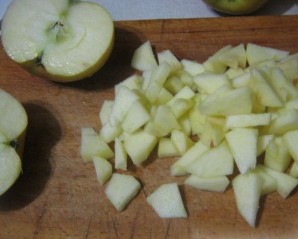 Шарлотка из батона с яблоками - фото шаг 3