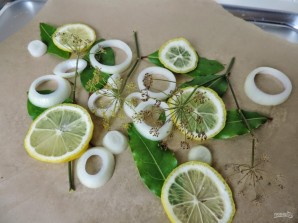 Скумбрия с лимоном и луком в духовке - фото шаг 1