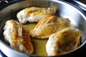 Курица с корочкой на сковороде - фото шаг 5