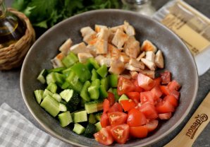 Салат с курицей, овощами и сыром - фото шаг 4