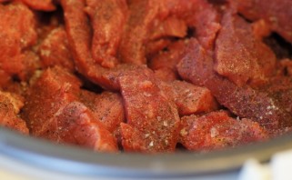 Мясо, тушеное в мультиварке Поларис - фото шаг 2