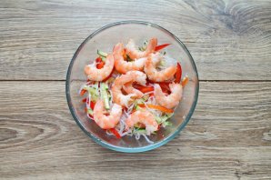 Салат с фунчозой и креветками - фото шаг 8